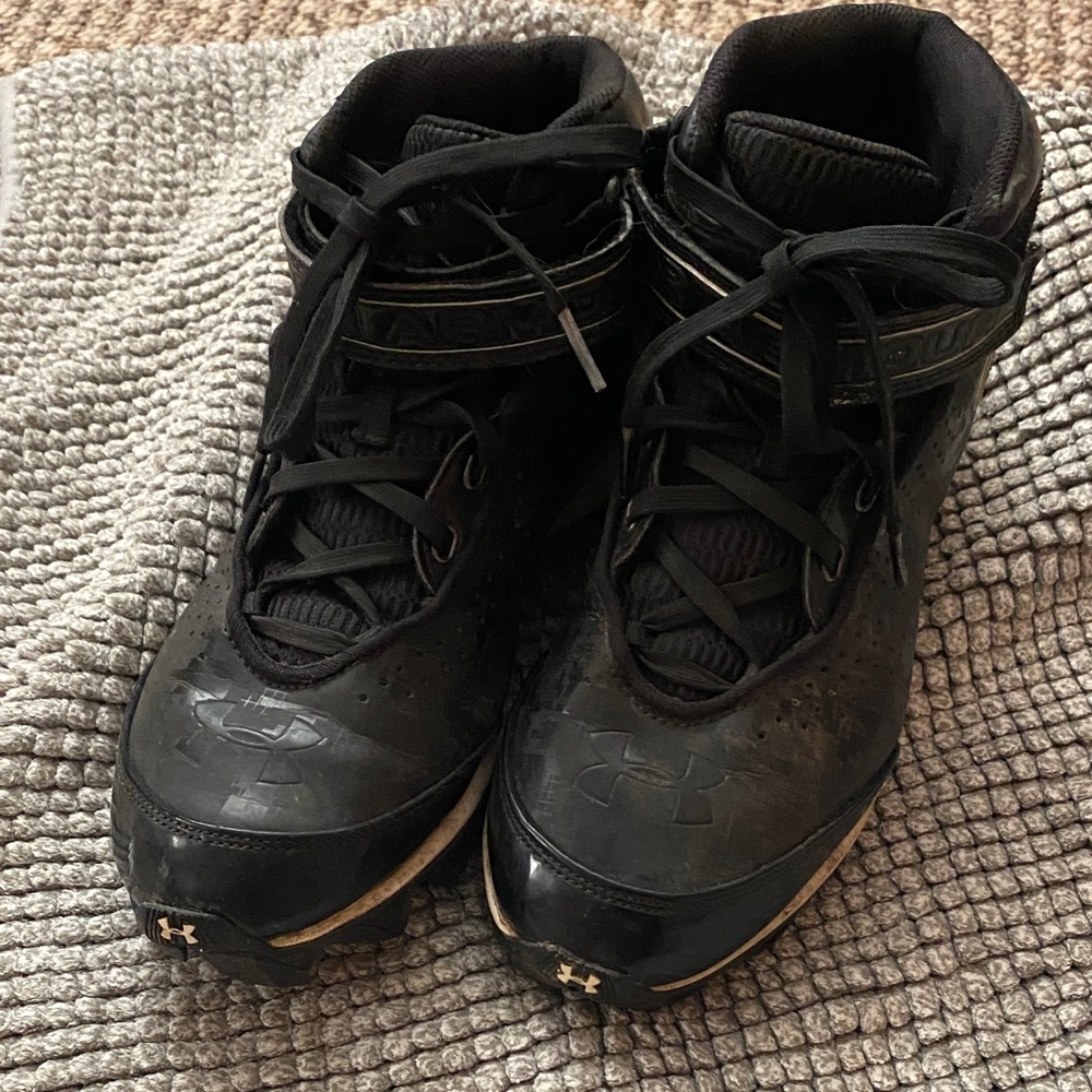 Under Armour Men's Black High-Top Athletic Football 🏈 Shoes